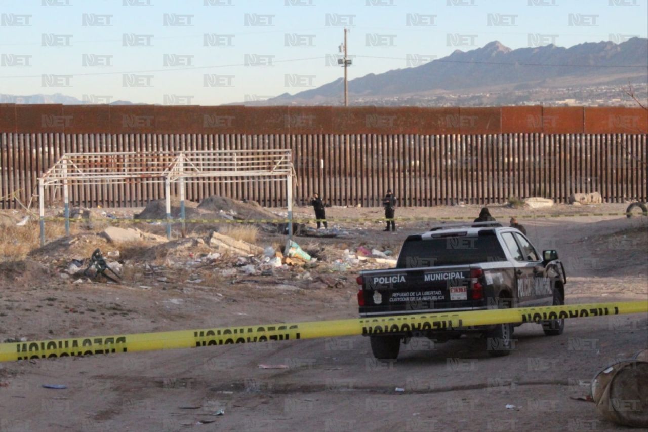 Le prenden fuego a cuerpo y lo tiran frente a muro fronterizo