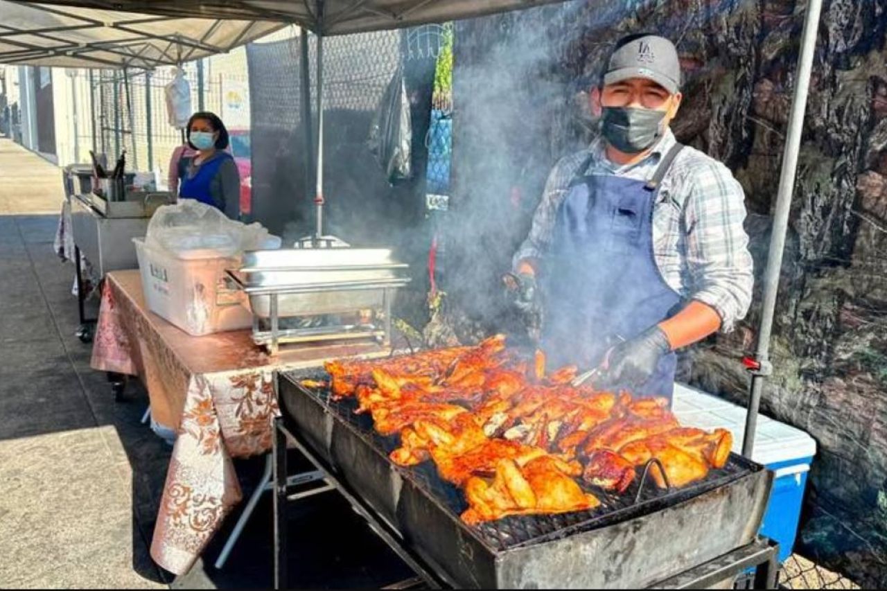 ¡Orgullo mexicano! Abre negocio de pollos asados en calles de Hollywood