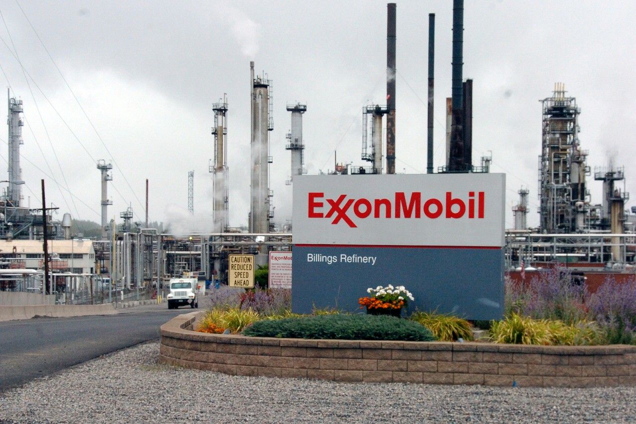 California demanda a Exxon Mobil por engaños sobre reciclaje de plásticos