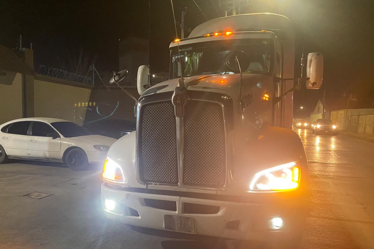 Choca tráiler estacionado y se da a la fuga