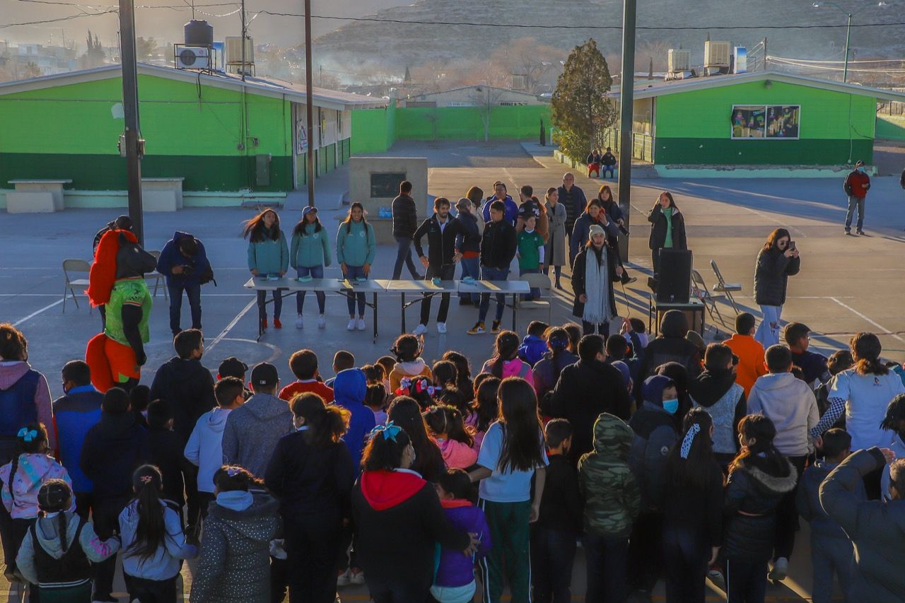 Derrapa y cae biker en estacionamiento de Soriana Sanders