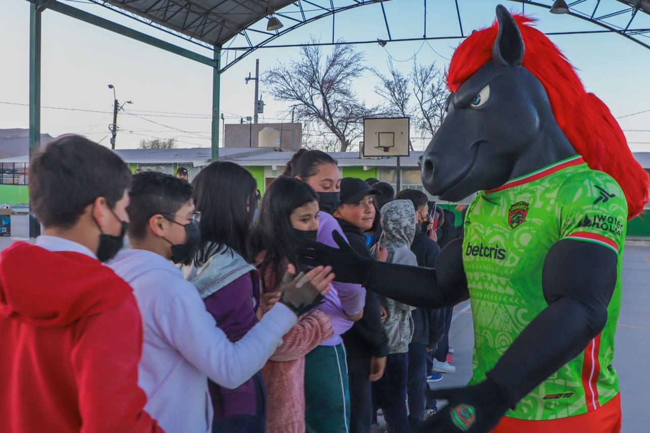 Conviven futbolistas de FC Juárez con alumnos de primaria