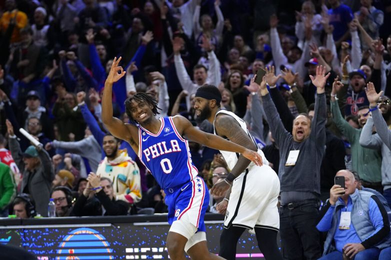 Derrotan 76ers a Nets