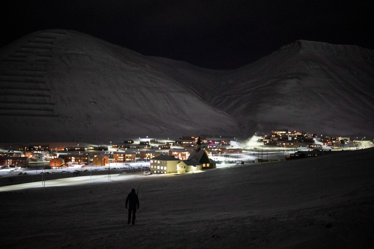 Pueblo minero en el Ártico se adapta a una realidad cada vez más cálida