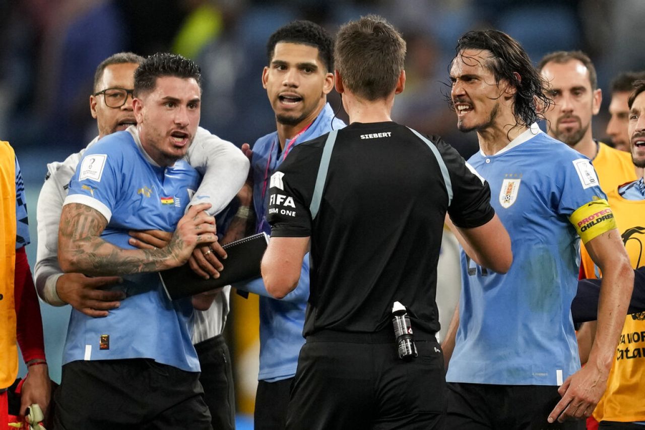 FIFA suspende a 4 jugadores de Uruguay por reclamos en la Copa del Mundo