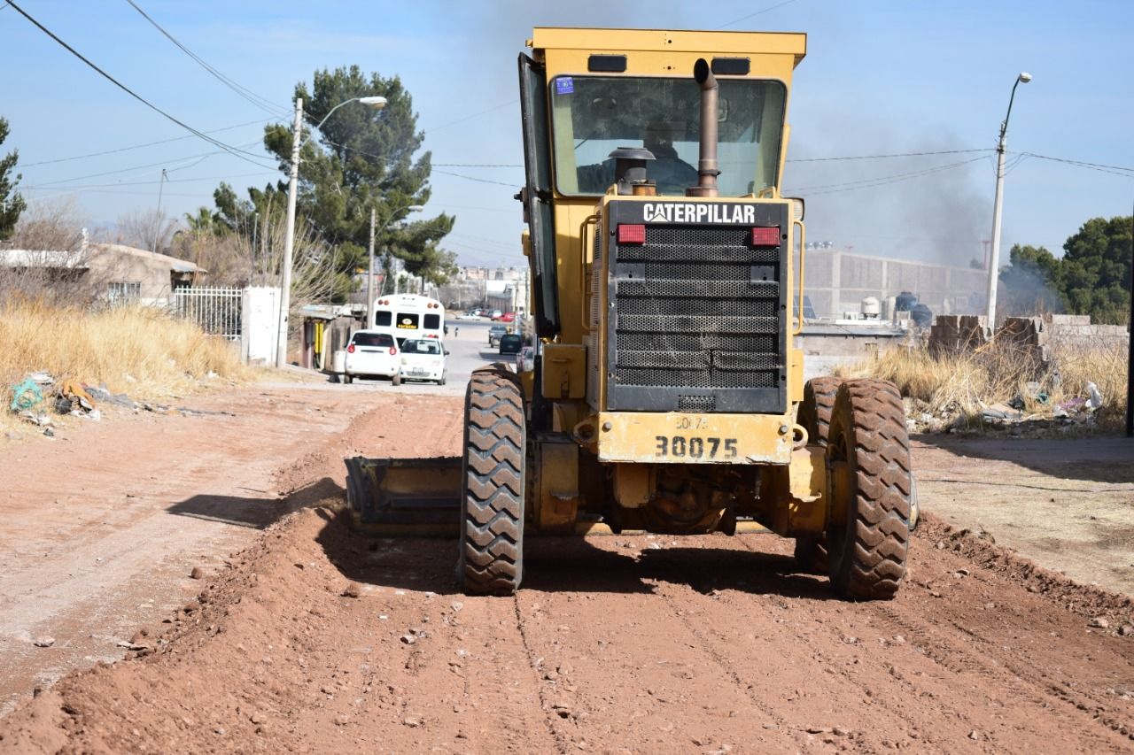 Reparan más de 6 kilómetros de calles de terracería en Chihuahua
