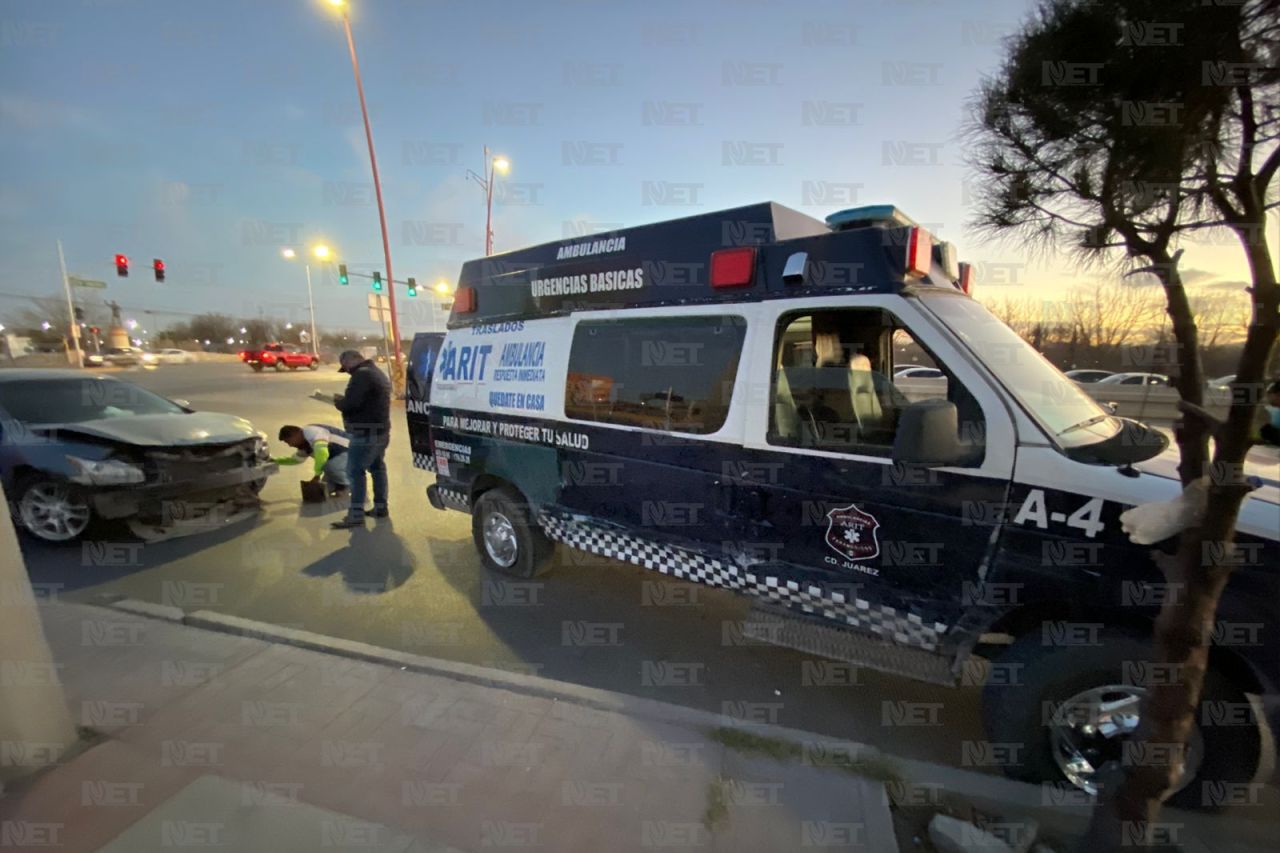 Chocan a ambulancia frente al Parque Central