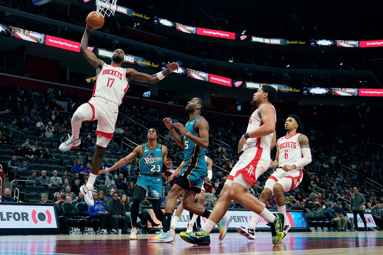 Rockets ganan a Pistons en duelo entre los peores de la NBA