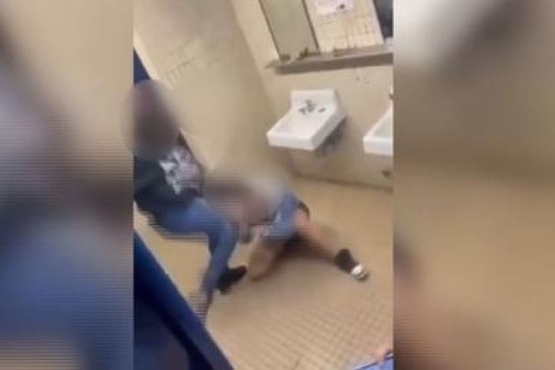 Video: Propinan golpiza a estudiante del Distrito Escolar de El Paso