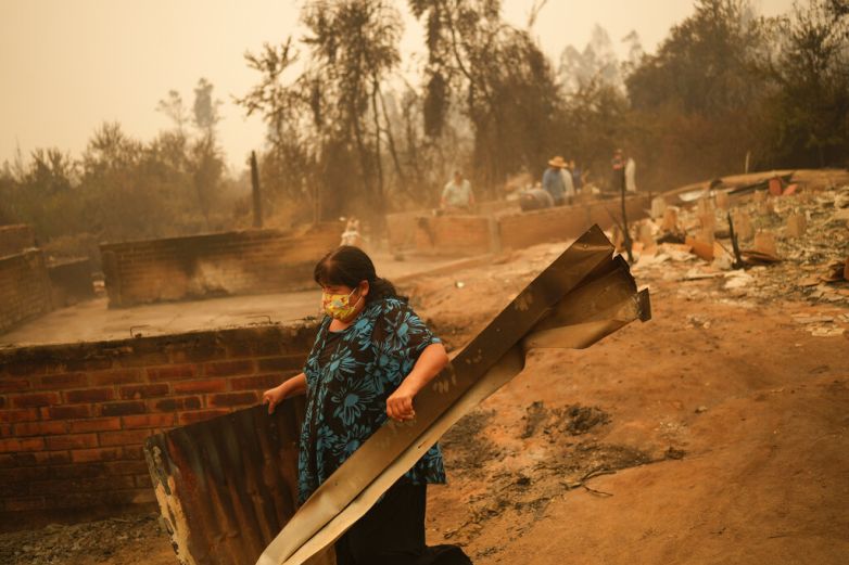 Suman 22 muertos por voraces incendios en Chile