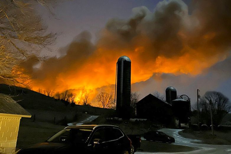 Descarrila tren en Ohio y provoca incendio; evacúan a pobladores