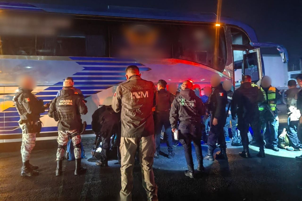 Aseguran a 25 migrantes en la autopista México-Querétaro