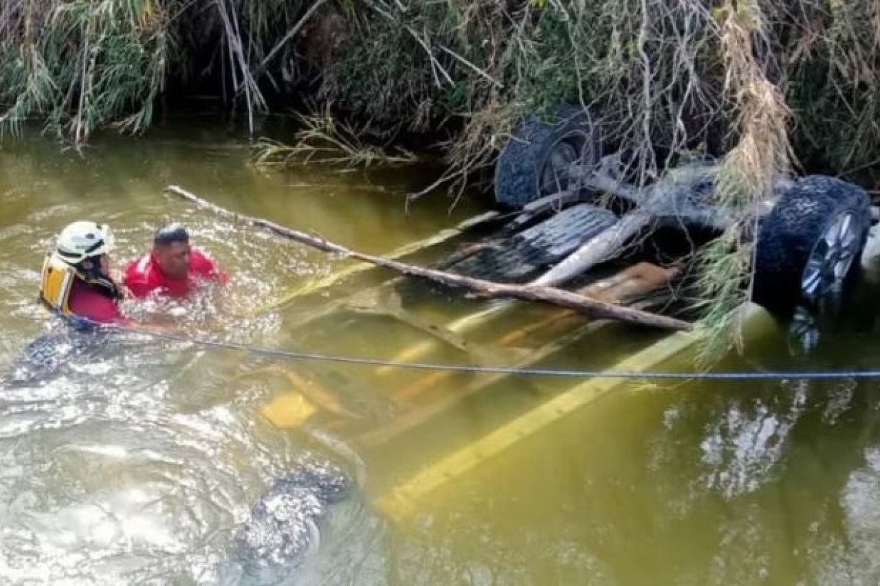 Hallan en camioneta sumergida en canal cuerpos de 5 guatemaltecos