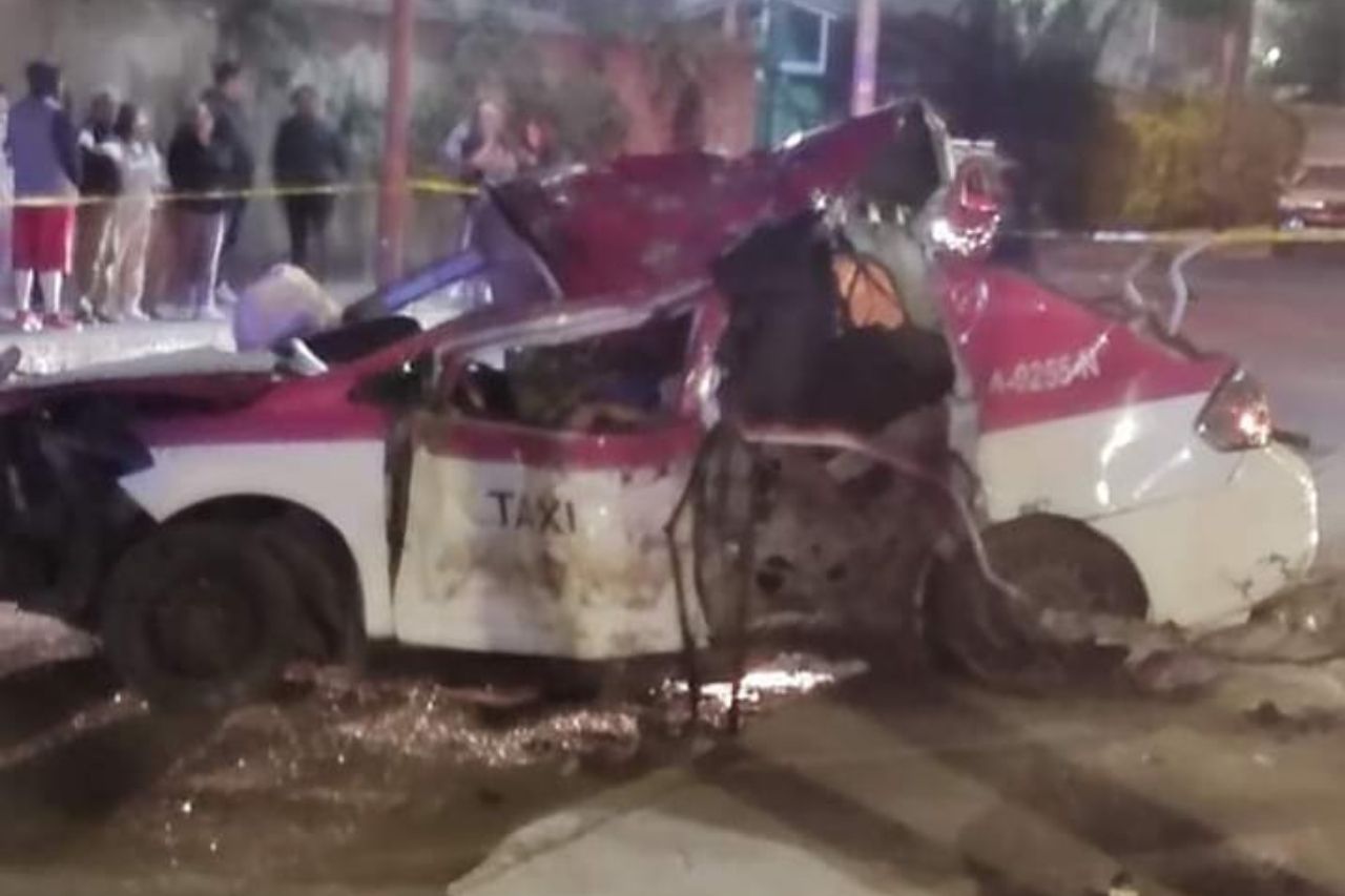 Mueren 5 personas tras choque de taxi contra árbol en CDMX