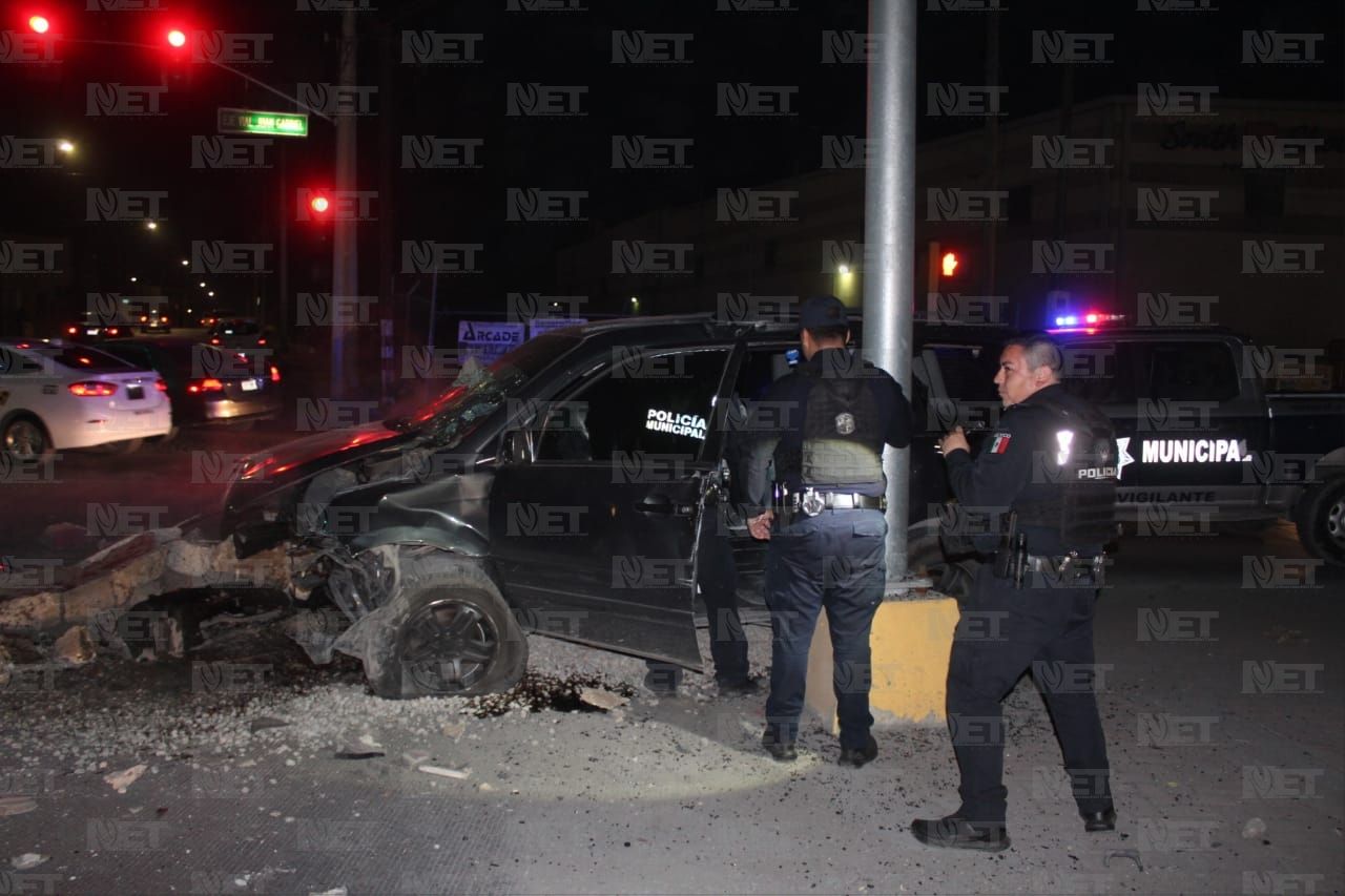 Fallece conductor tras chocar contra barda en eje vial Juan Gabriel