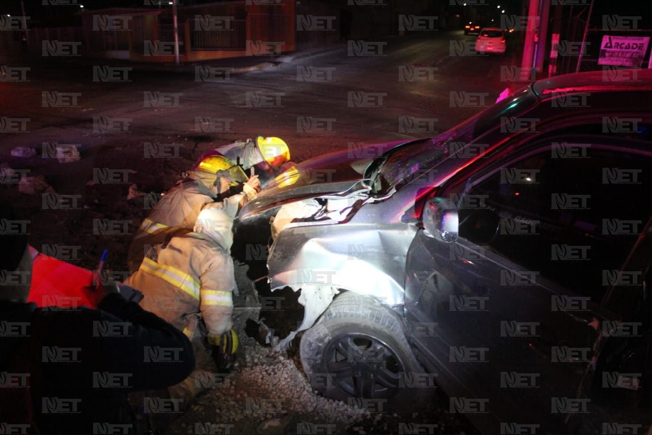 Fallece conductor tras chocar contra barda en eje vial Juan Gabriel