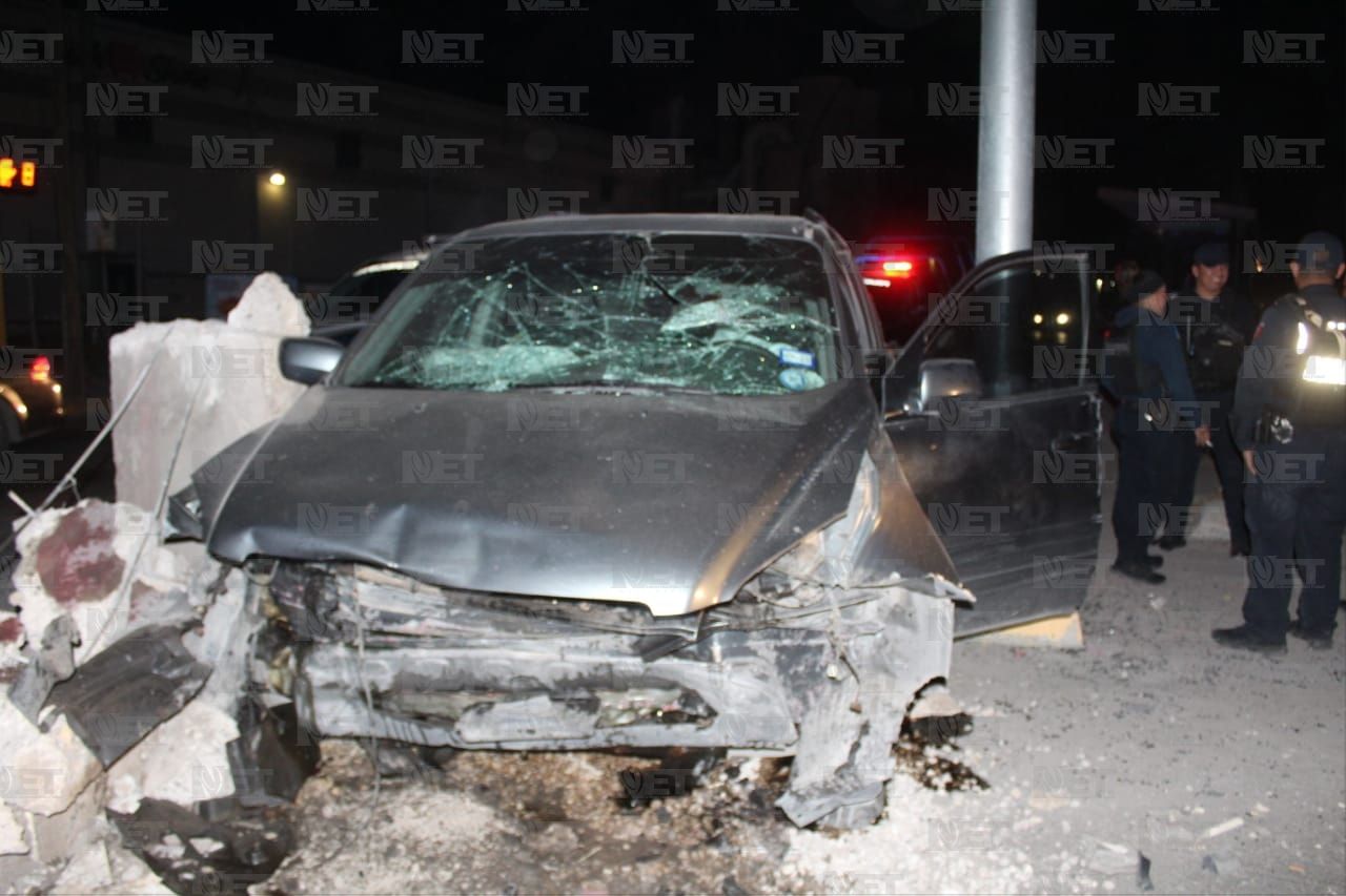 Fallece conductor tras chocar contra barda en eje vial Juan Gabriel