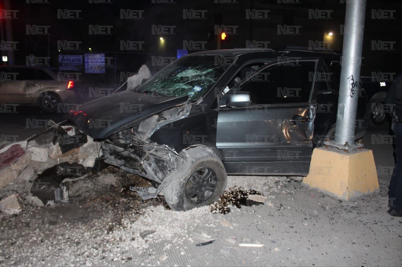 Fallece conductor tras chocar contra barda en eje vial Juan Gabriel