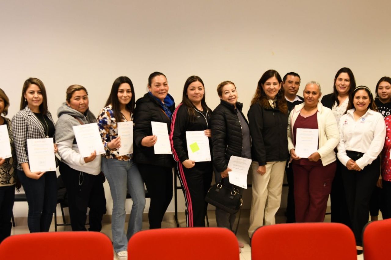 Entregan constancias de capacitación para personal de estancias infantiles