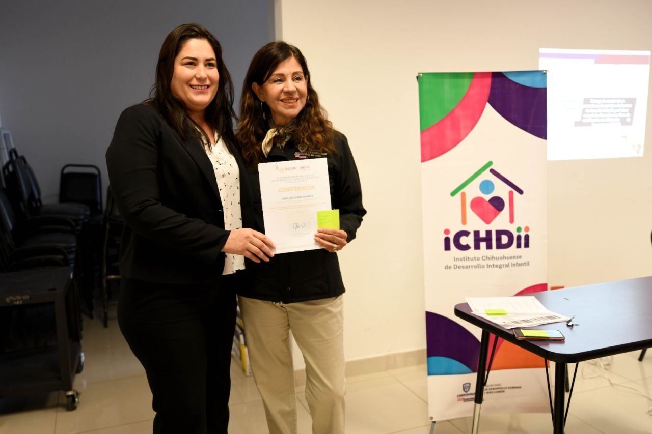 Entregan constancias de capacitación para personal de estancias infantiles