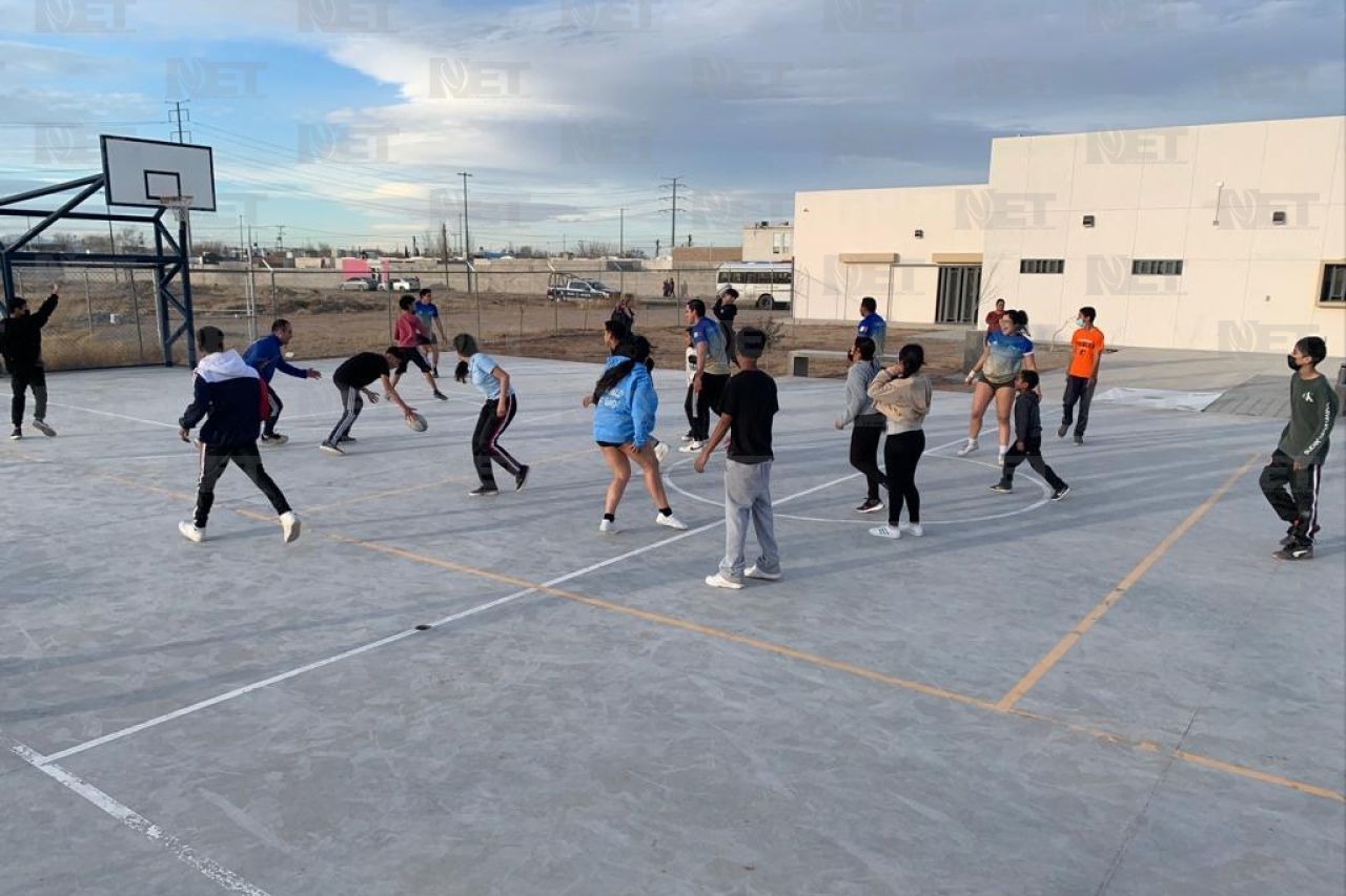 Aprenden niños a jugar rugby con atletas de la UACJ