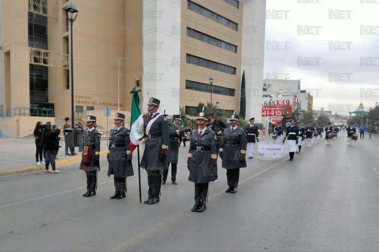 Desfilan Bandas de Guerra y Escoltas de todo el país en Centro de Chihuahua