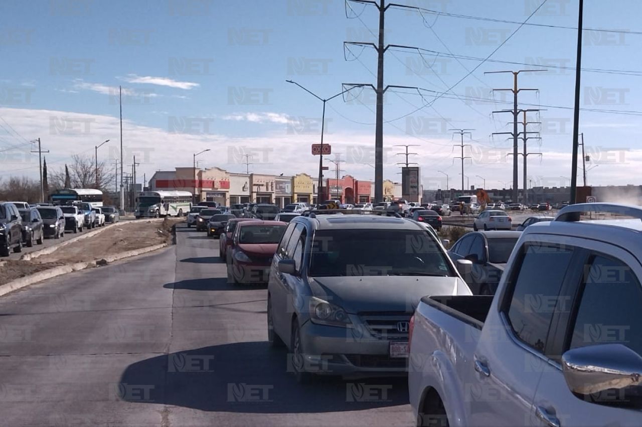 Camioneta varada sobre puente genera caos en la Villarreal Torres