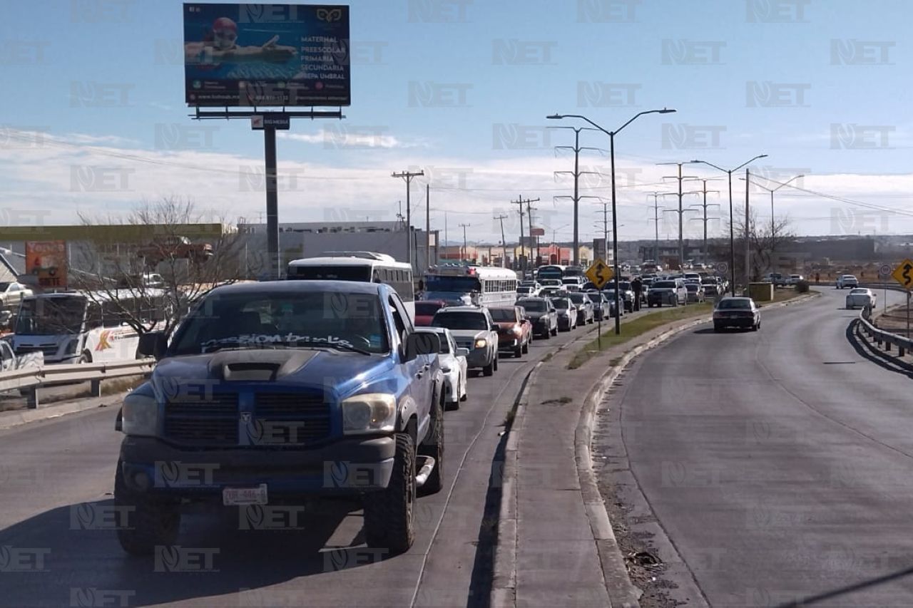 Camioneta varada sobre puente genera caos en la Villarreal Torres