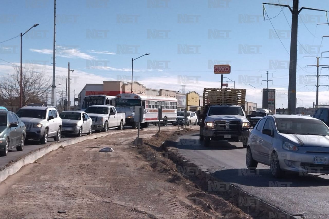 Camioneta varada sobre puente genera caos en la Villarreal Torres