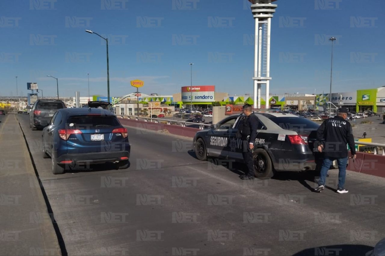 Camioneta varada sobre puente genera caos en la Villarreal Torres