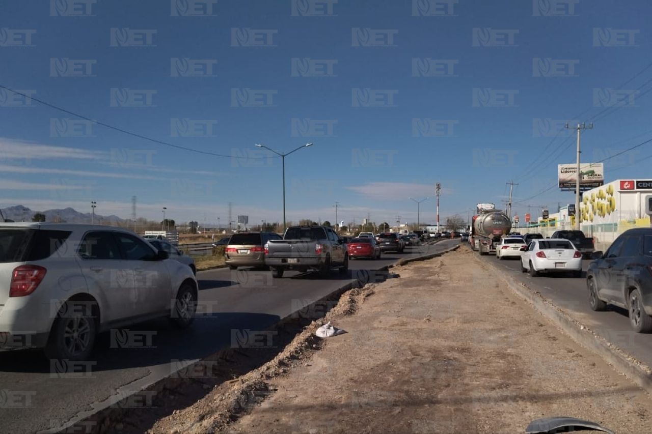 Camioneta varada sobre puente genera caos en la Villarreal Torres