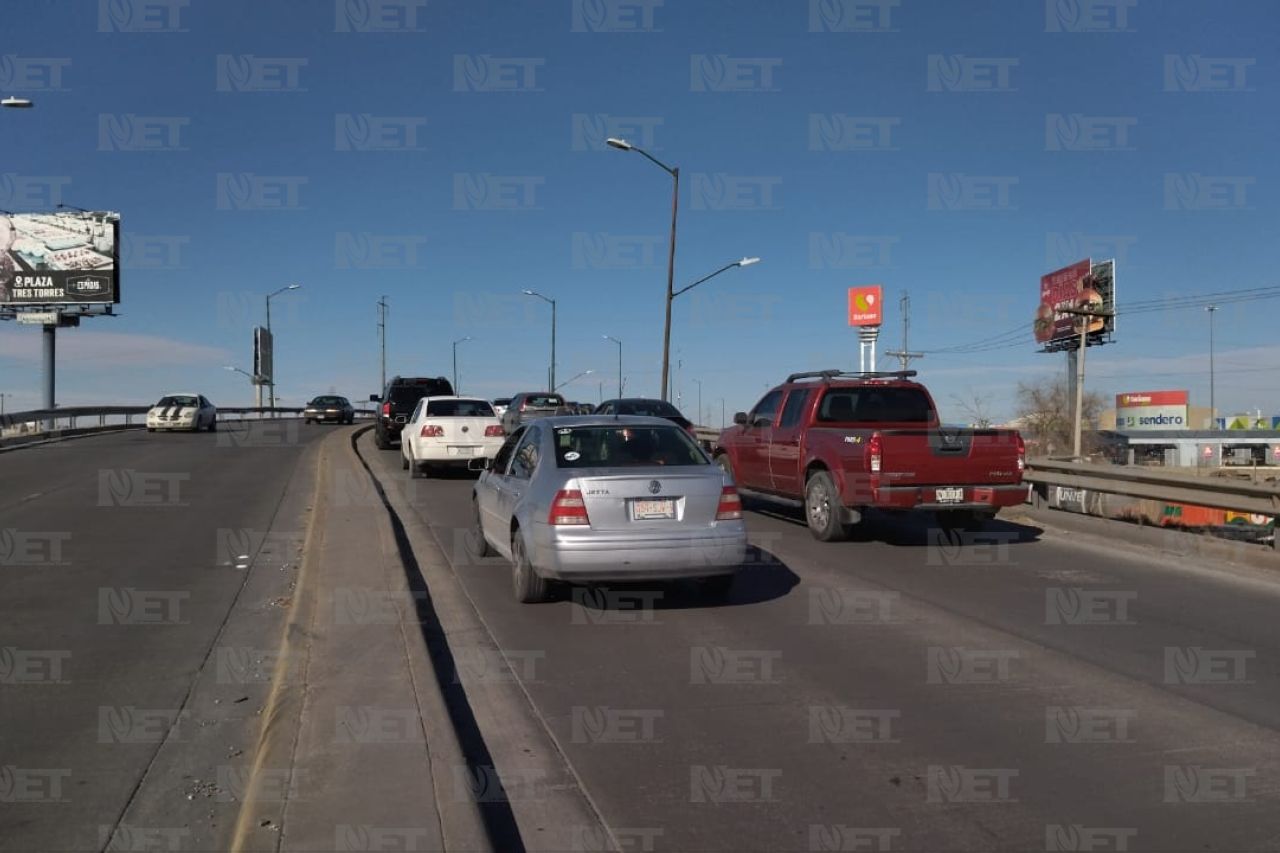 Camioneta varada sobre puente genera caos en la Villarreal Torres