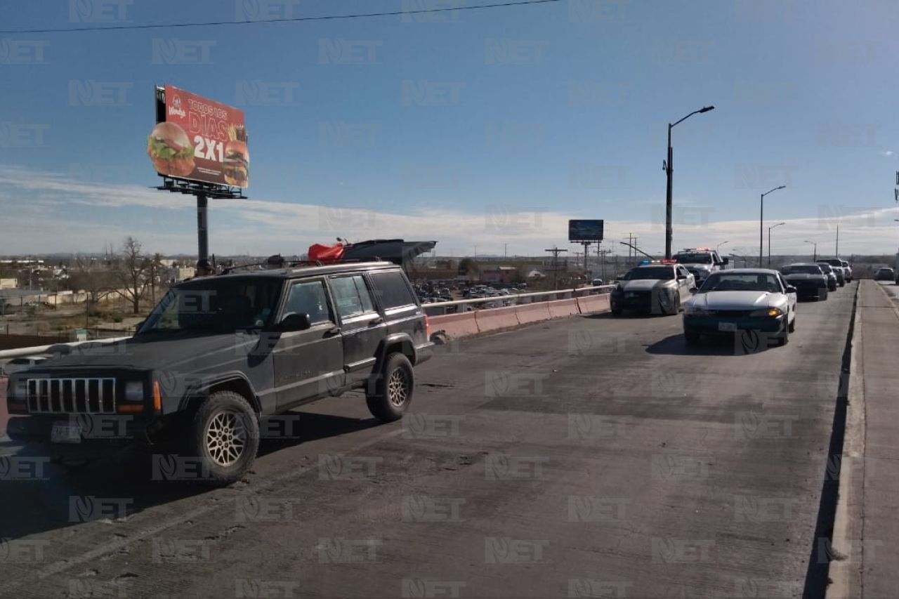 Camioneta varada sobre puente genera caos en la Villarreal Torres