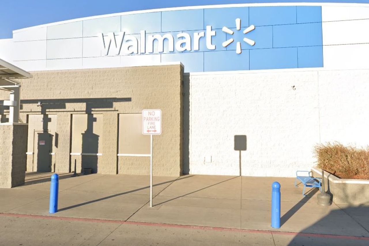 Evacúan Walmart de El Paso por paquete sospechoso