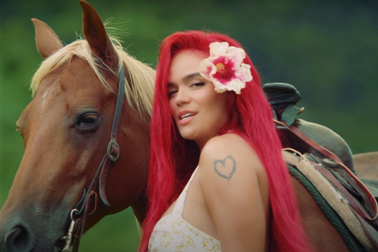 Estrena Karol G el video oficial de 'Mientras me Curo del Cora'