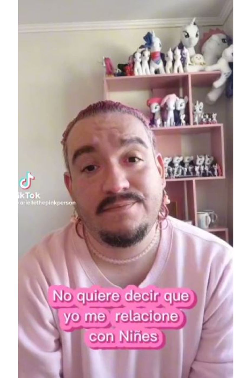 Hombre se declara demigirl, se siente una niña de 9 años