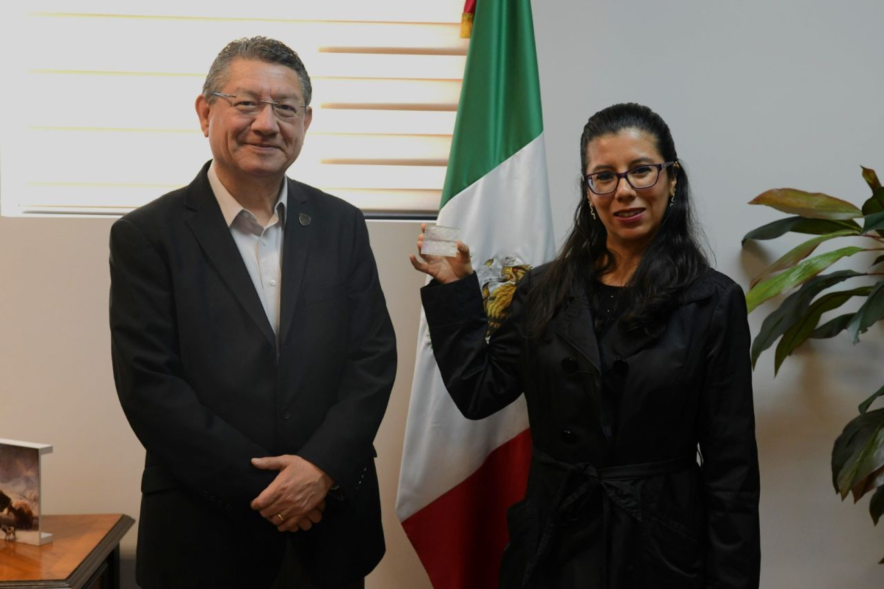 Felicitan a Esmeralda Sarahí Zúñiga por sus investigaciones