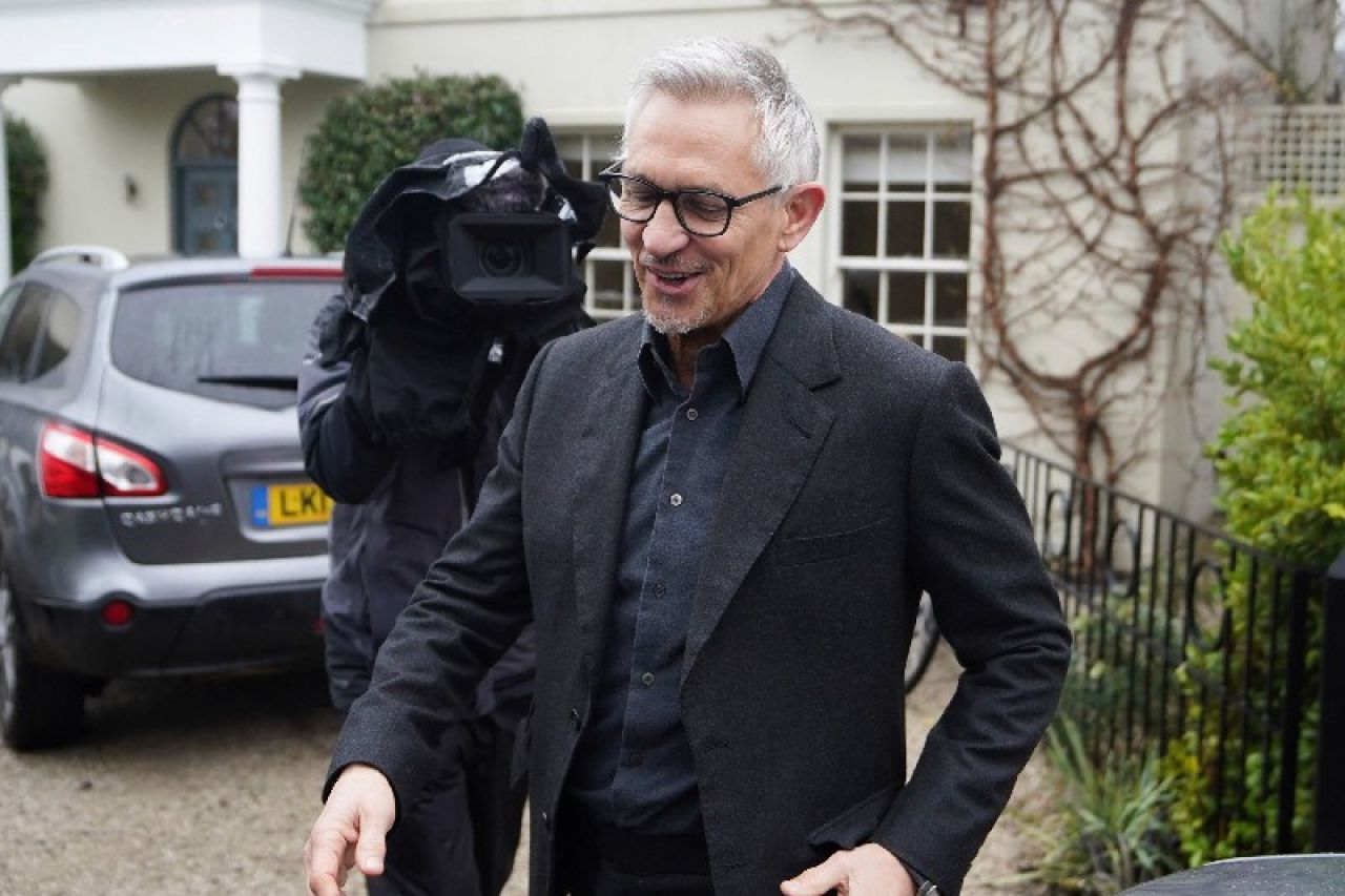 Lineker no presentará programa de futbol en la BBC por polémico tuit