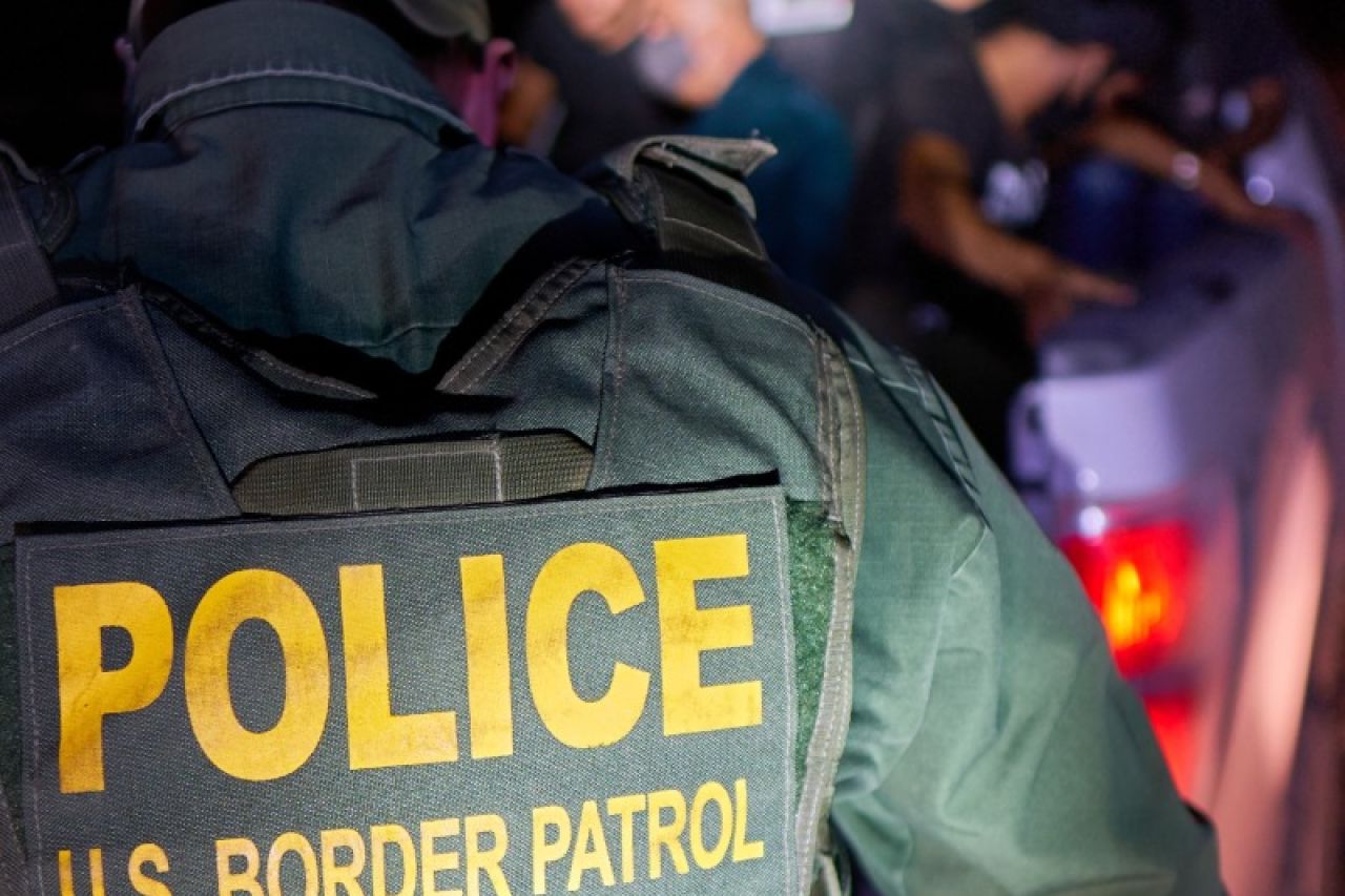 Arrestan a 10 migrantes con antecedentes penales en sector de El Paso