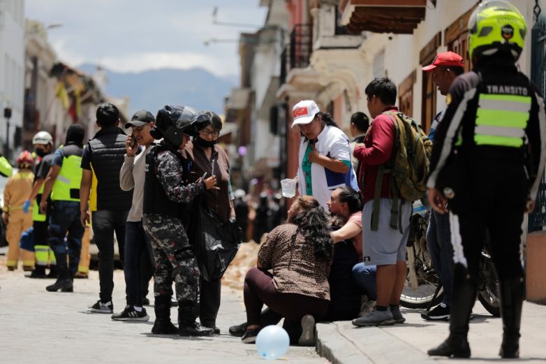 Van 12 muertos por sismo en costa de Ecuador