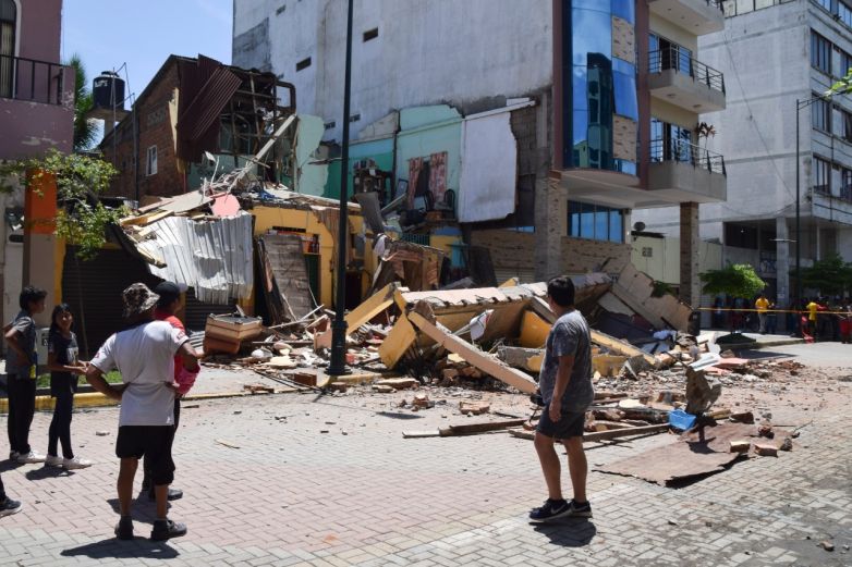 Suman 14 muertos en Ecuador y 1 en Perú por sismo de magnitud 6.7