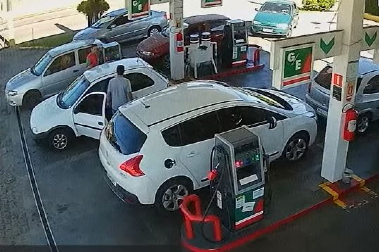 Despachador de gasolina le prende fuego a cliente tras discusión