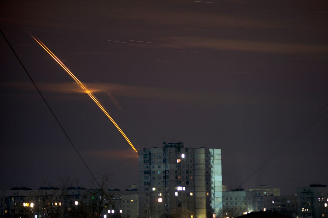 Ataques rusos con cohetes en Ucrania matan a 10 civiles