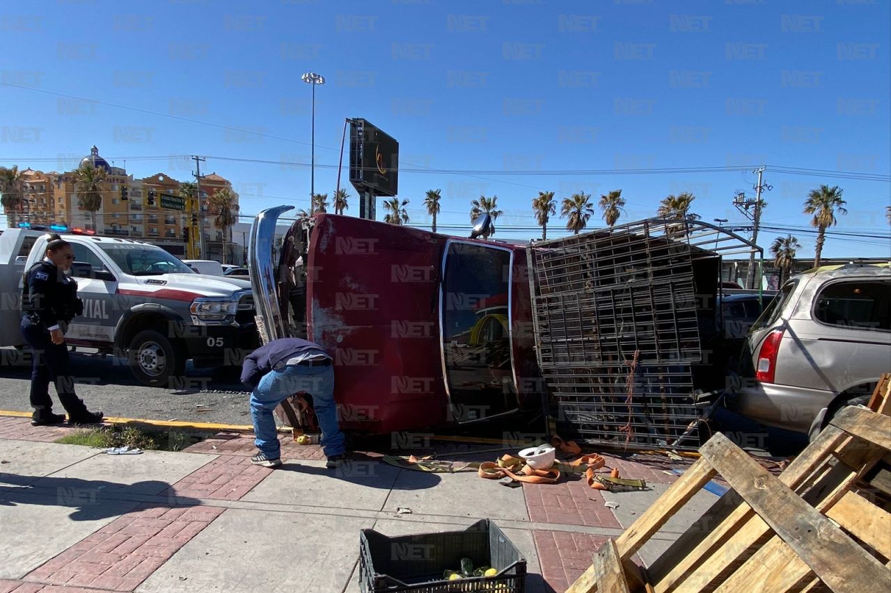 Camioneta choca a pick up y provoca volcadura en Misiones