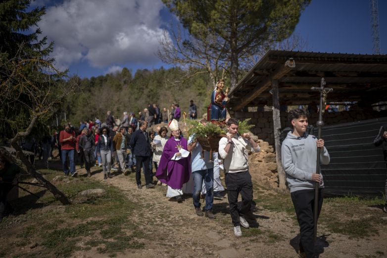 Campesinos españoles asisten a misa especial durante sequía
