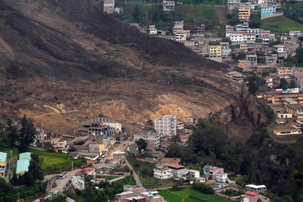 Mueren 16 personas por deslizamiento de tierra en Ecuador