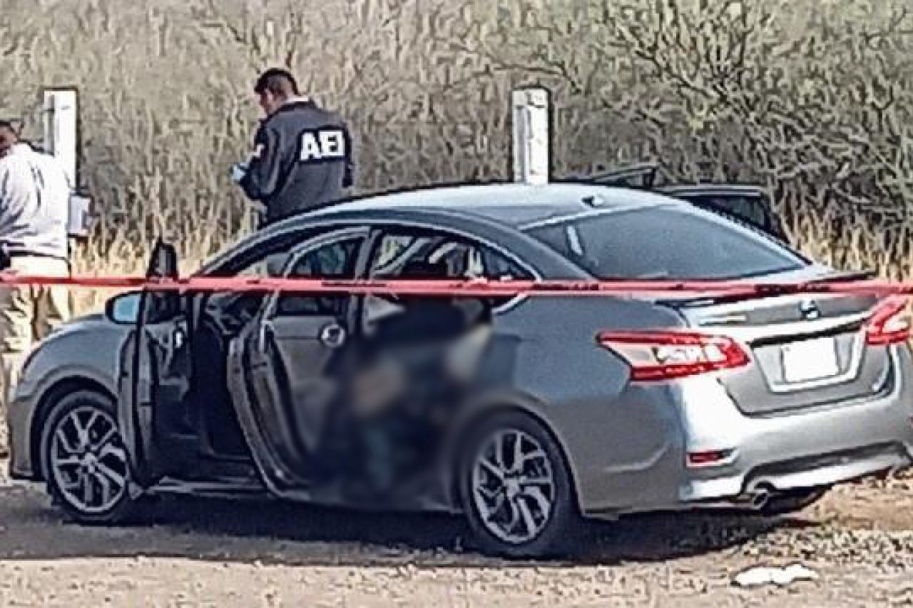 Dejan auto con 3 cuerpos en carretera Chihuahua - Delicias