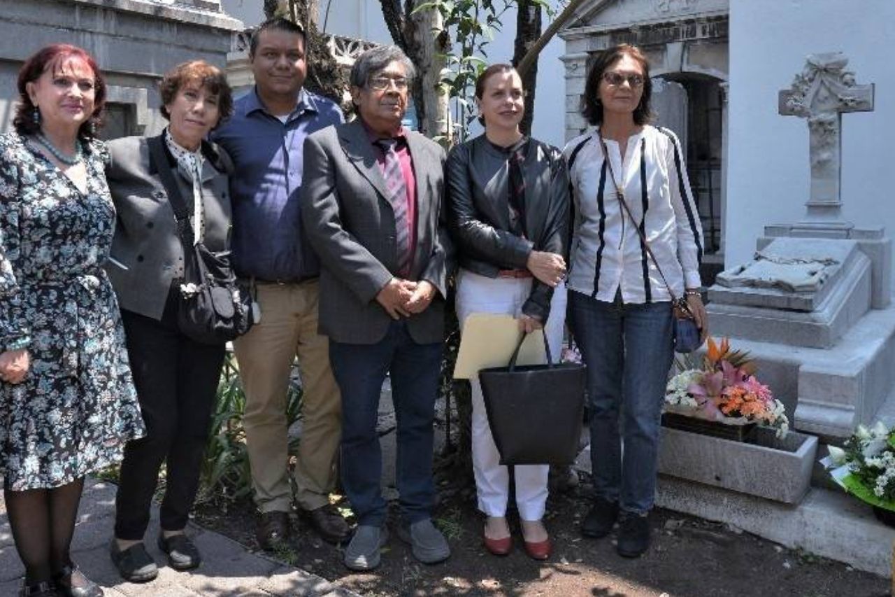 Restauran la tumba del escritor mexicano Xavier Villaurrutia