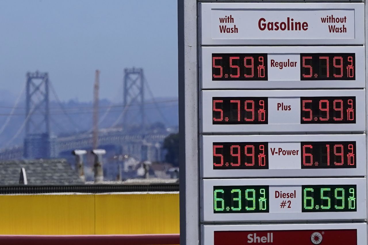 Aprueban multas por altos precios de gasolina en California
