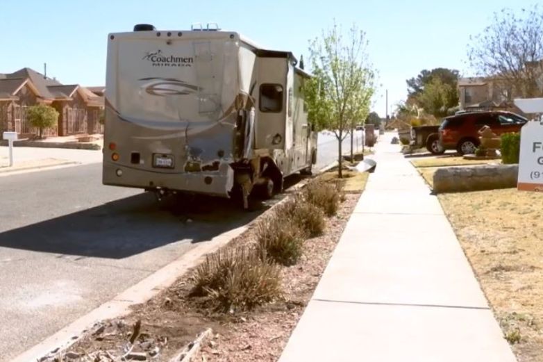 Conductor queda grave tras chocar contra casa rodante en El Paso